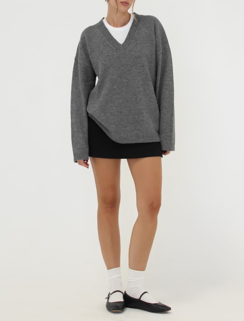 Hunter V-Neck Sweater | Charcoal - Sweaters