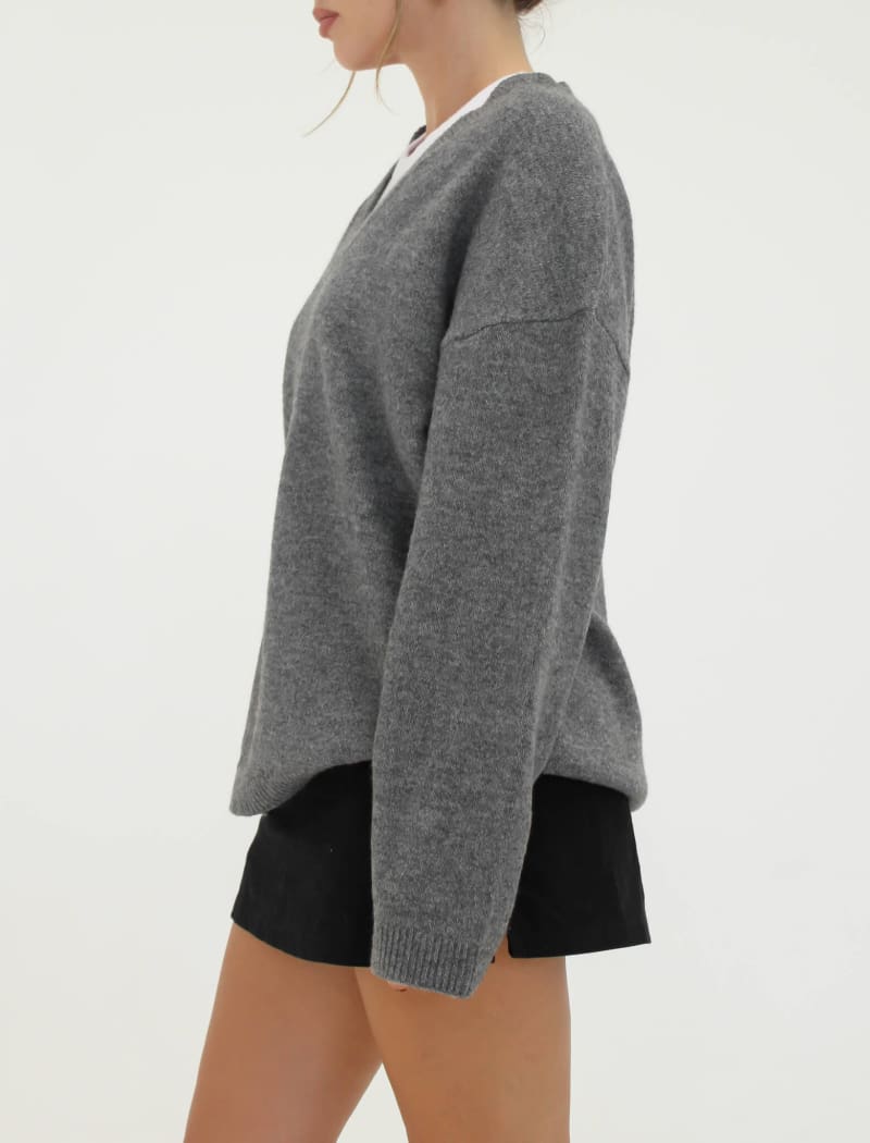 Hunter V-Neck Sweater | Charcoal - Sweaters